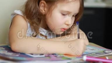 小女孩在桌子上画画。 学前教育，培训，绘画..